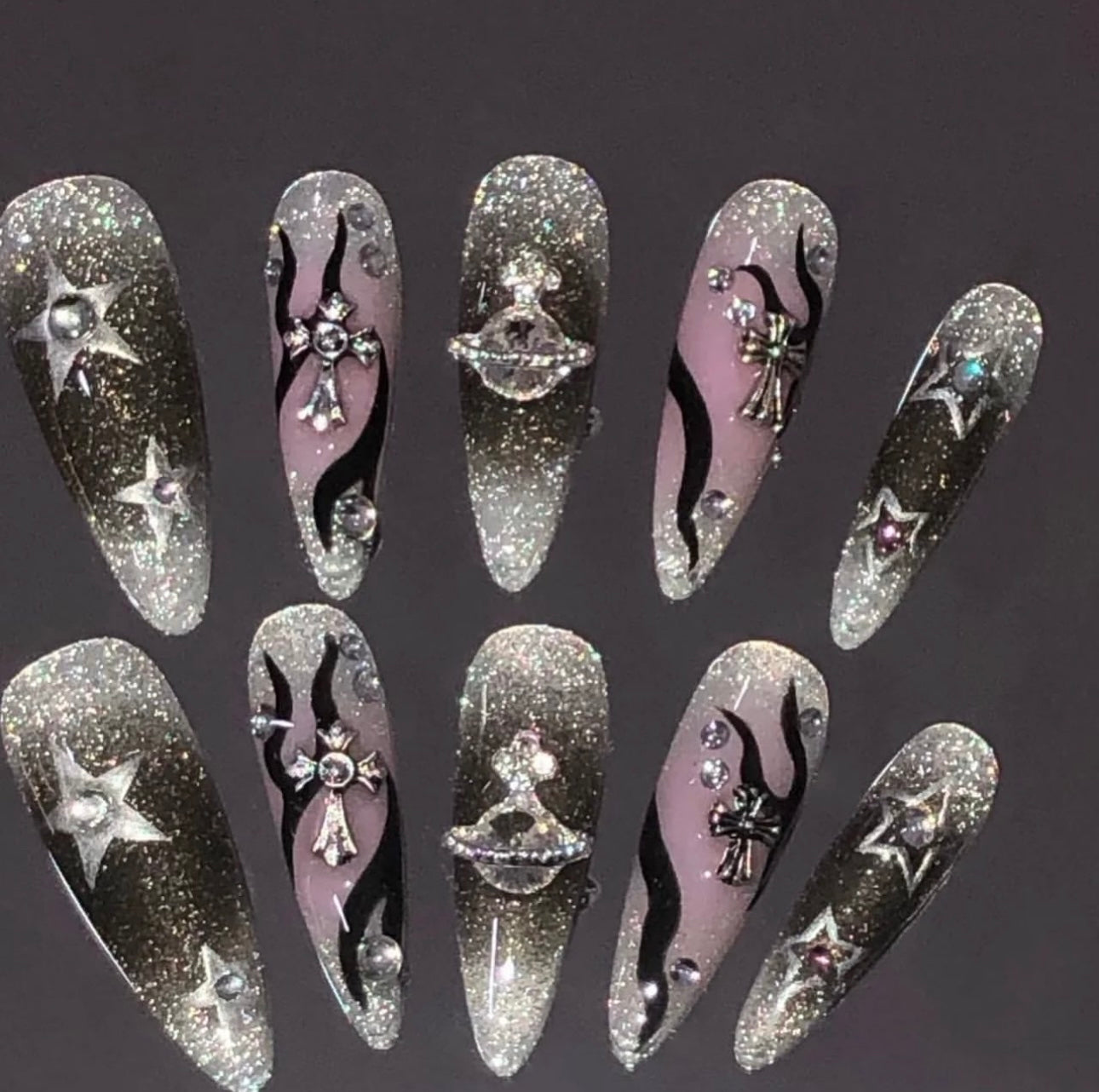 The Empress Dowager's black high-end nails