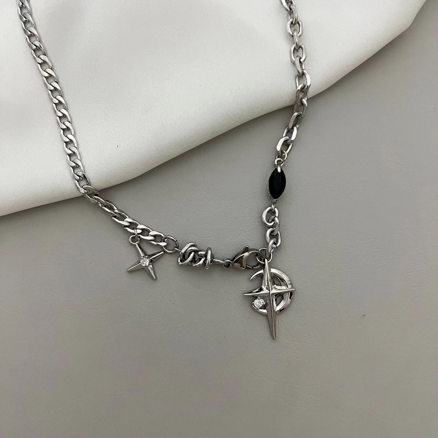Necklace for men and women with trendy niche design, high-end men's trendy brand, simple and neutral couple, star and moon diamond pendant necklace
