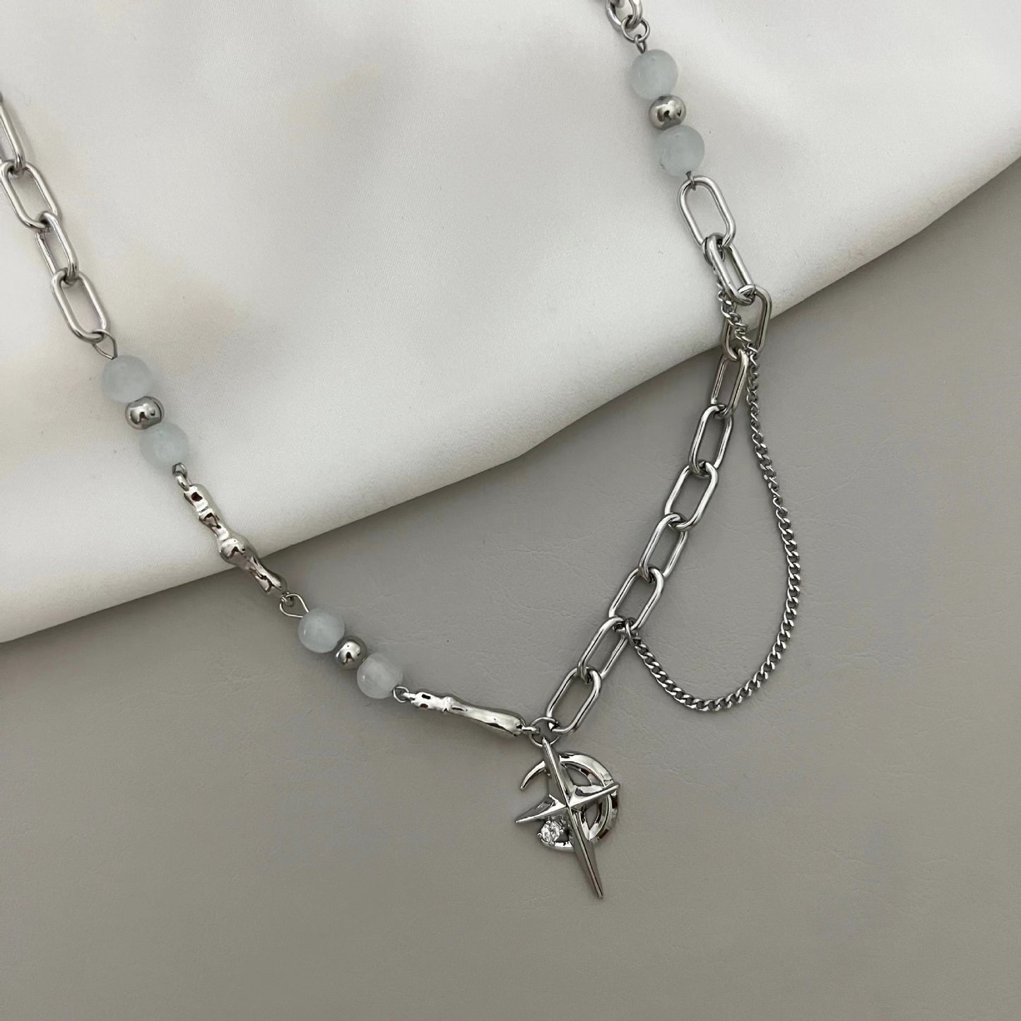 Necklace for men and women with trendy niche design, high-end men's trendy brand, simple and neutral couple, star and moon diamond pendant necklace