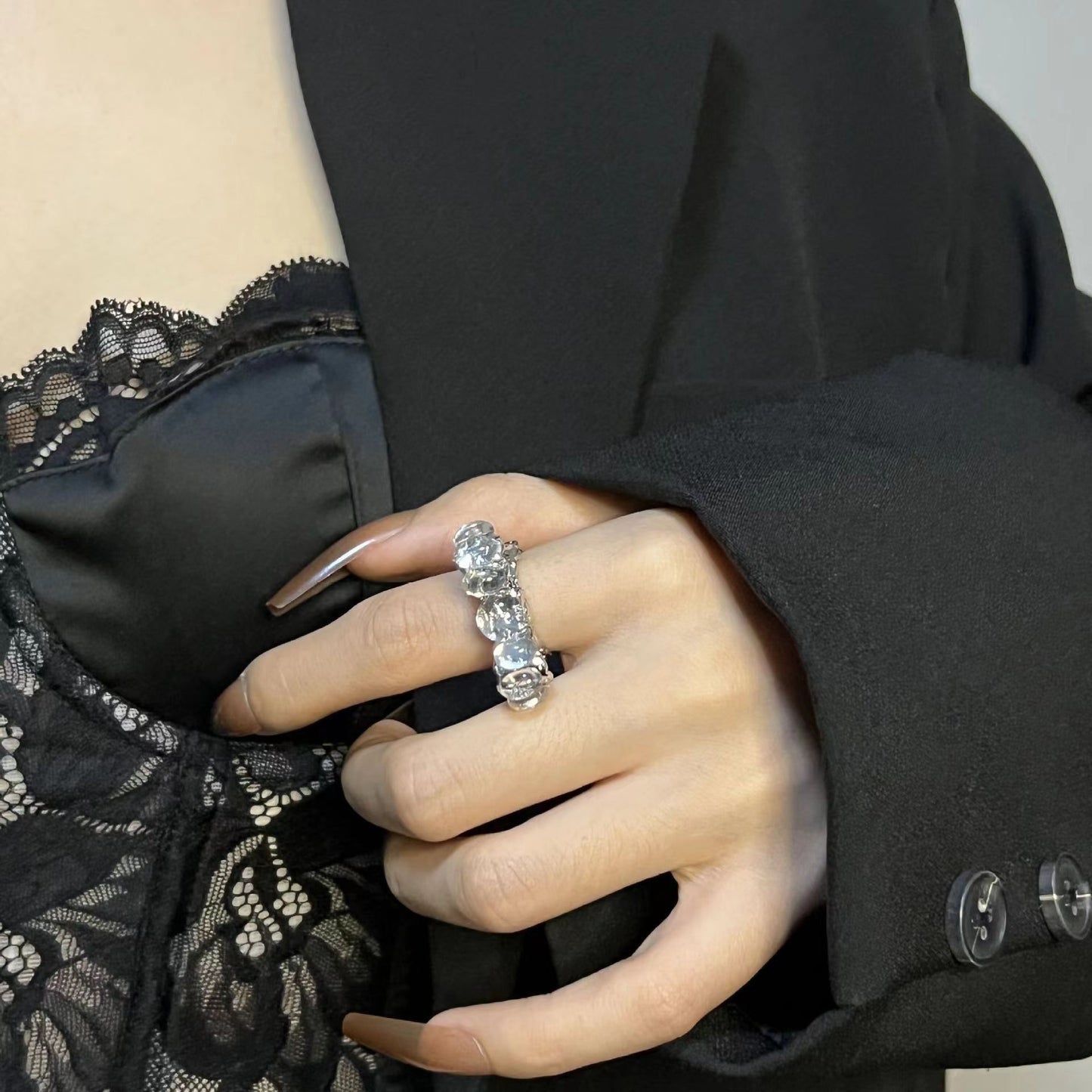 Metal Pleated Irregular Ring for Women's Fashion INS. Cool and Elegant Design for a Small Group. Index Finger Ring Opening