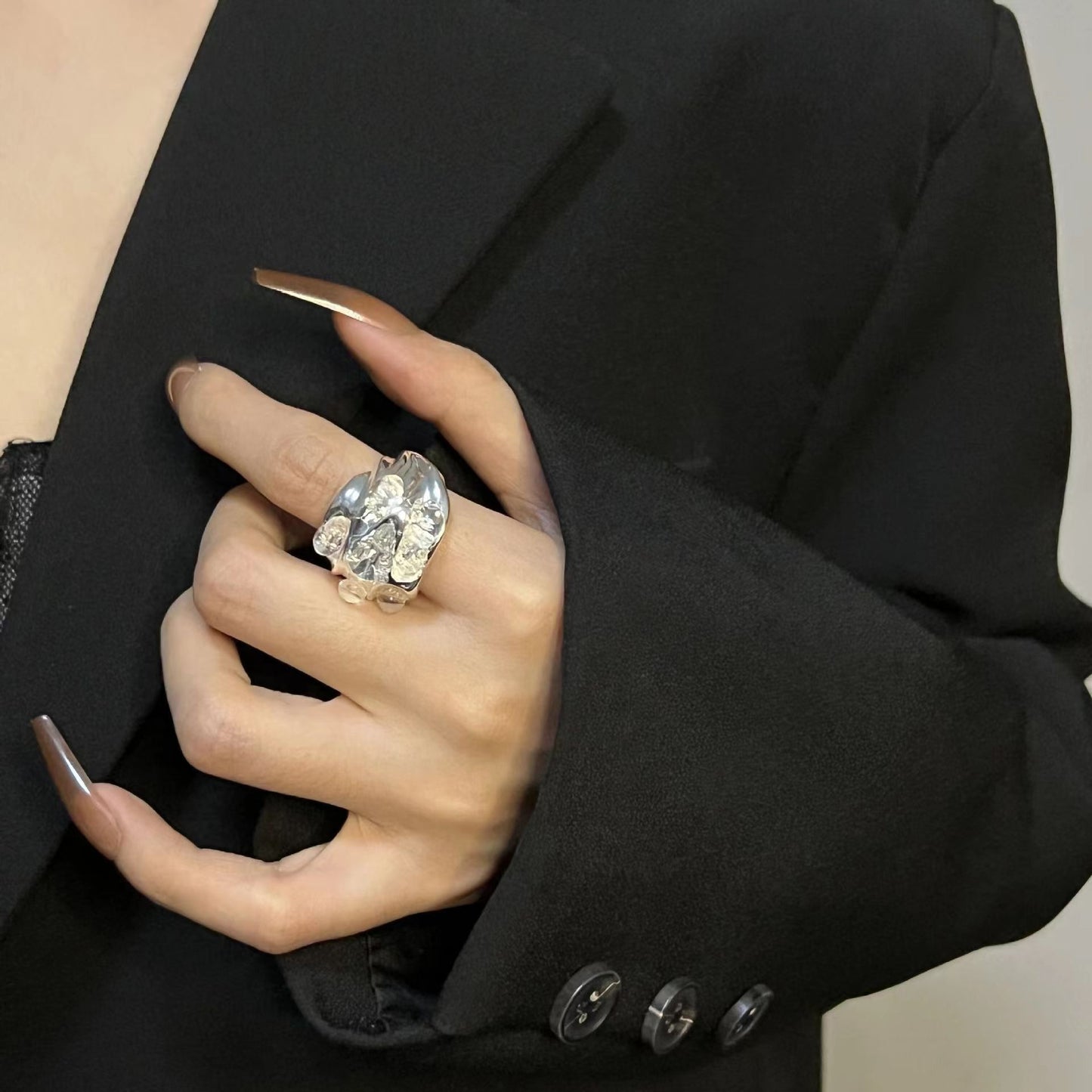 Metal Pleated Irregular Ring for Women's Fashion INS. Cool and Elegant Design for a Small Group. Index Finger Ring Opening