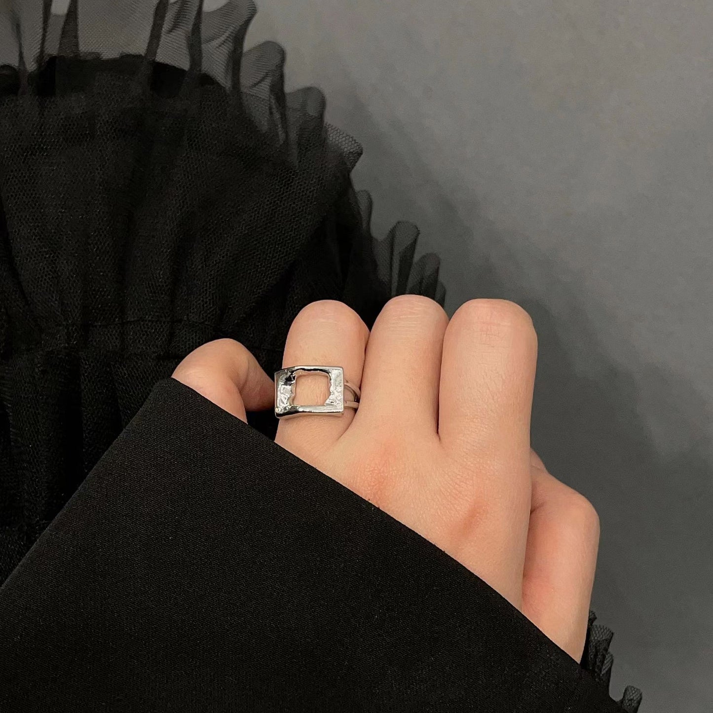 Cyclic ring design for female niche, European and American style, fashionable and exaggerated personality, exaggerated personality, 2023 trend, personalized ring