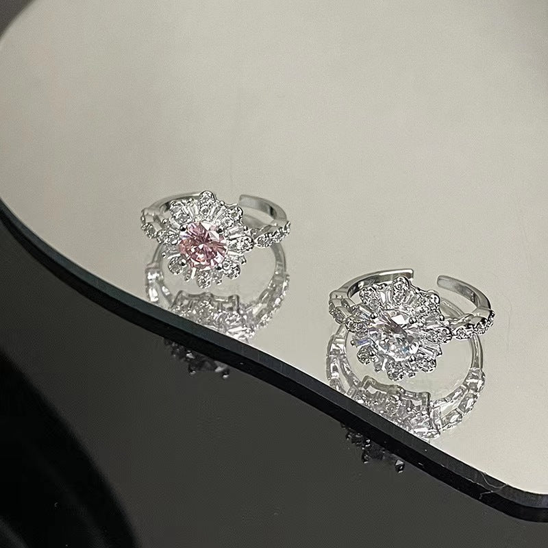 Luxury and luxurious, with diamond inlay and zircon insets. Cold and indifferent fairy style ring. Female niche design with snowflake opening index finger