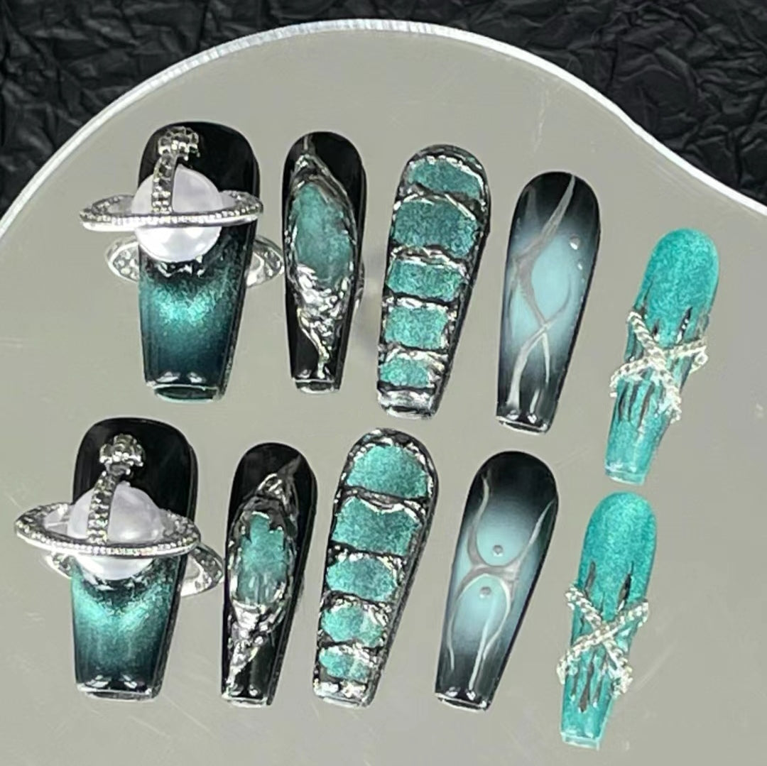 Deep sea halo dyeing is extremely expensive and not easy to provoke the female lead. Nail enhancement with dark green color, silver European and American chain, nail patch, and wearing armor