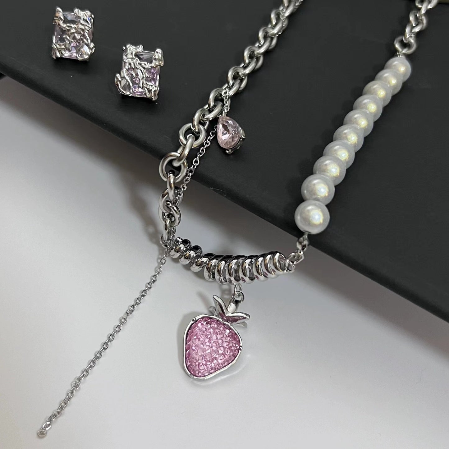 Pearl strawberry love patchwork necklace
