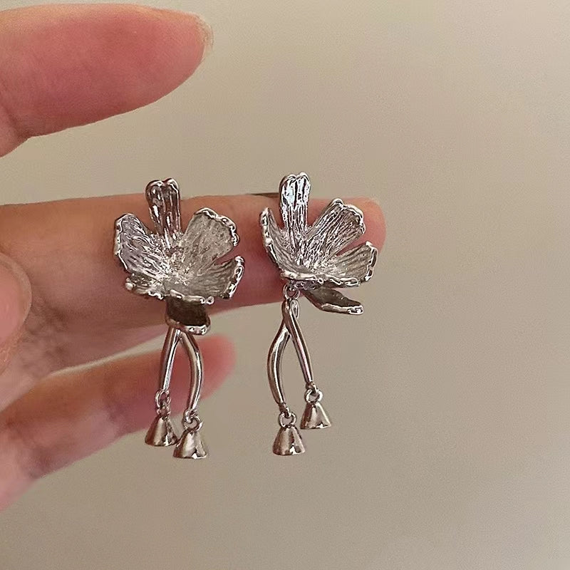 Flower bell swaying super fairy French metal light luxury flower earrings
