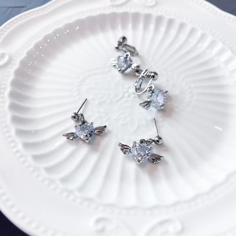 Zircon Earrings have a high sense of temperament, light luxury wings in winter, heart-shaped earrings are simple and cool