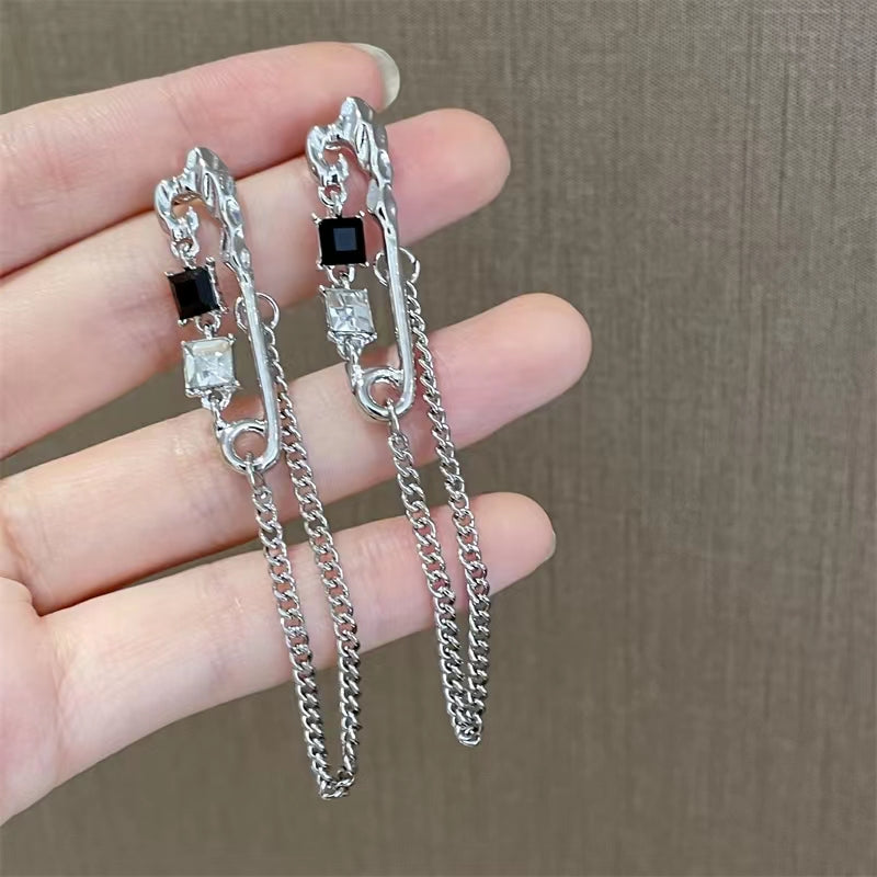 Design sense paper clip black and white diamond earrings Advanced sense new chain sweet cool earrings
