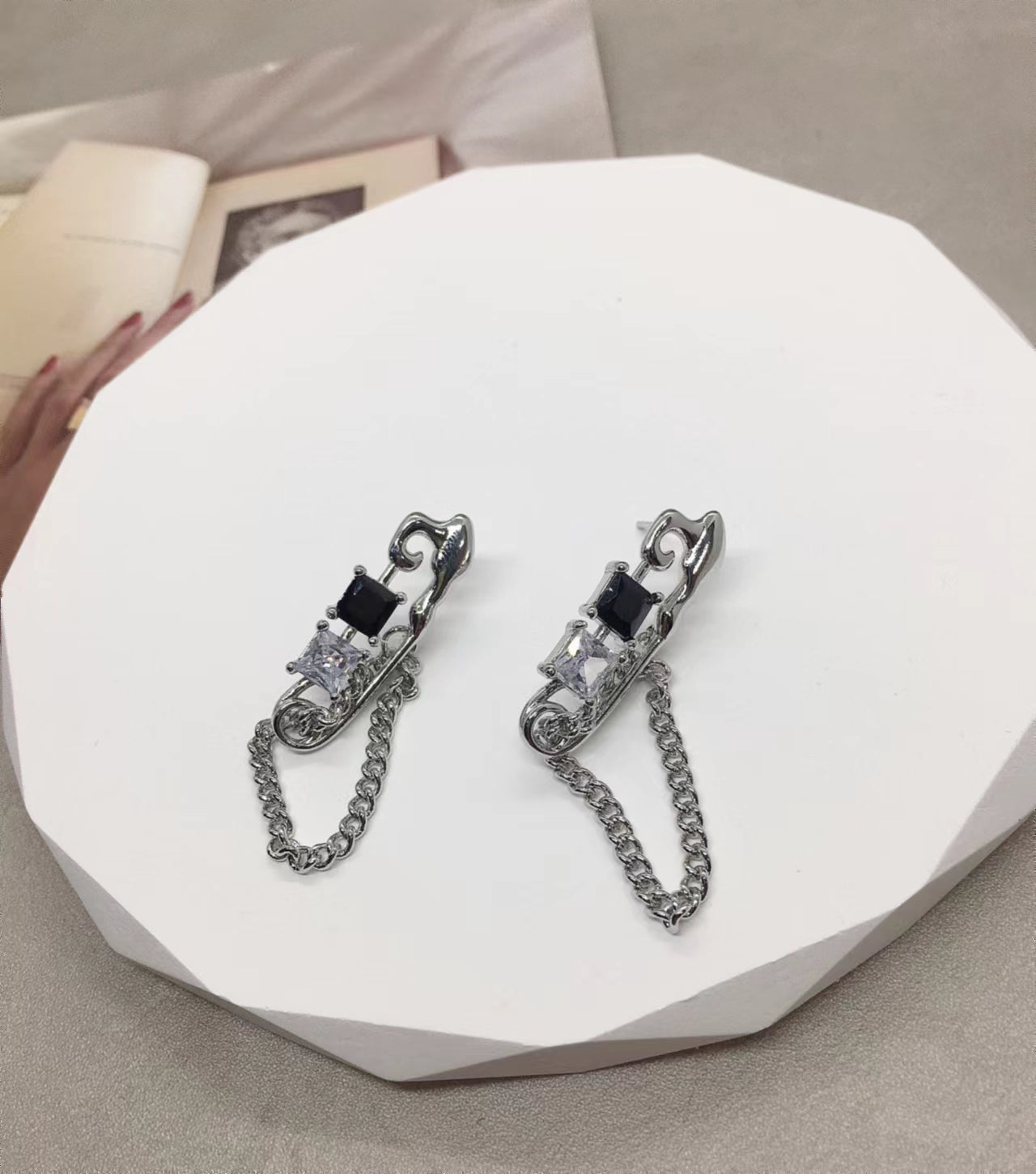 Design sense paper clip black and white diamond earrings Advanced sense new chain sweet cool earrings