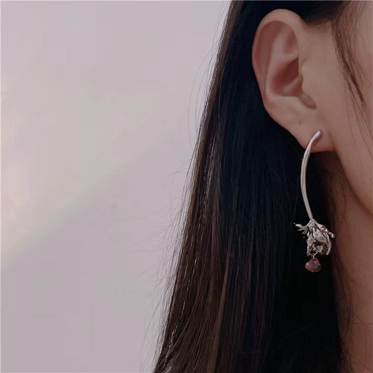 Stereoscopic metal liquid rose earrings, small number personality asymmetry S925 silver