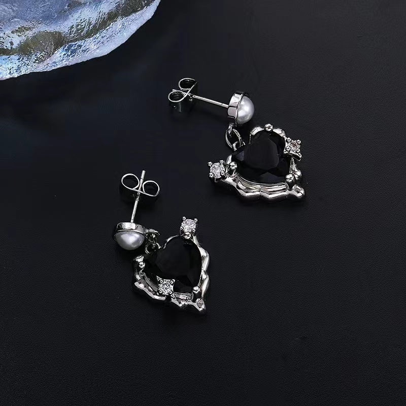 Sweet cool love heart earrings female niche design sense senior cold sex wind earrings personality spicy girl 2022 new earrings