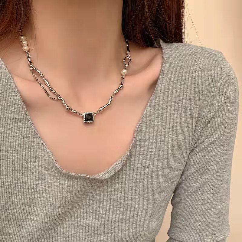 Temperament beaded necklace with collarbone chain
