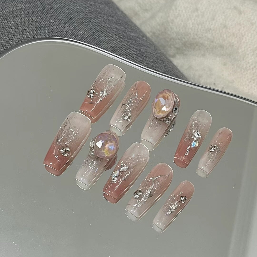 Baroque princess has a clear sense of atmosphere and a clear love of sticking diamond, wearing manicure artificial nail stickers by hand, phototherapy nail patch finished product
