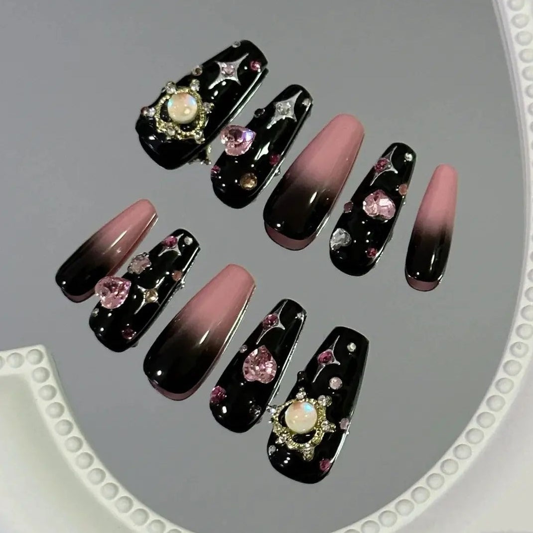 Sweet and cool hot girls love black powder to show white nails, advanced design sense to wear nails
