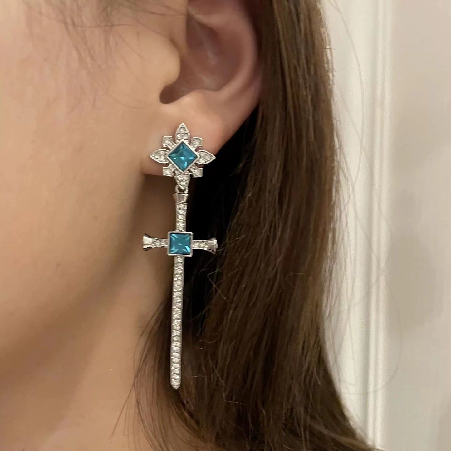 French design sense dreamy blue cross micro-set diamond rhinestone multi-layered stitching pearl collarbone chain female ins wind