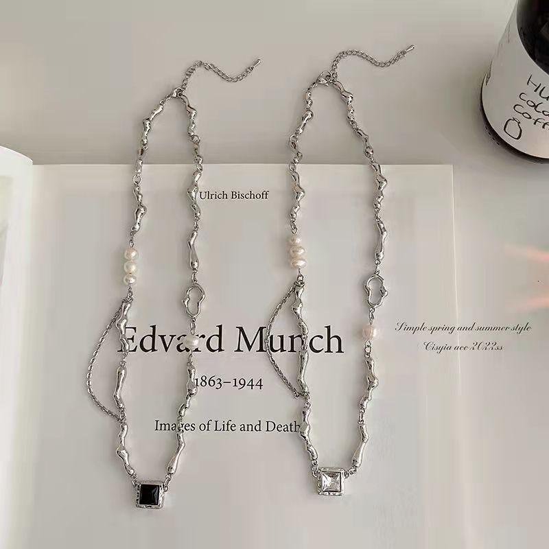 Temperament beaded necklace with collarbone chain