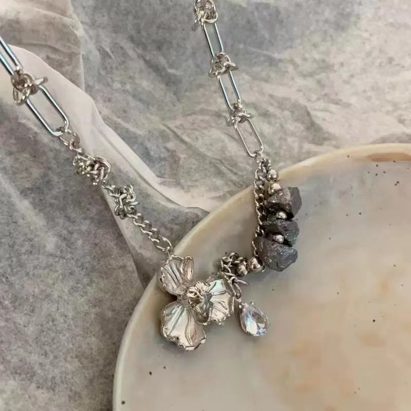 High sense of cold wind niche design ins metal flower necklace