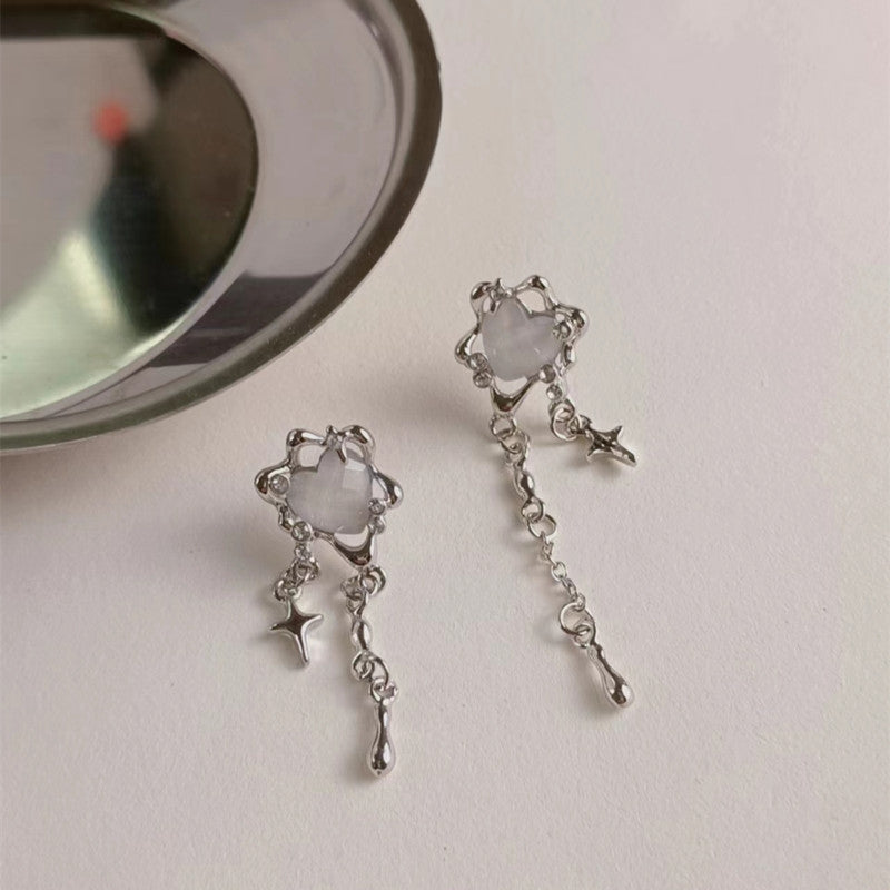 Simple, atmospheric, white zircon, fashionable, light and luxurious earrings, a collection of high-end earrings for women
