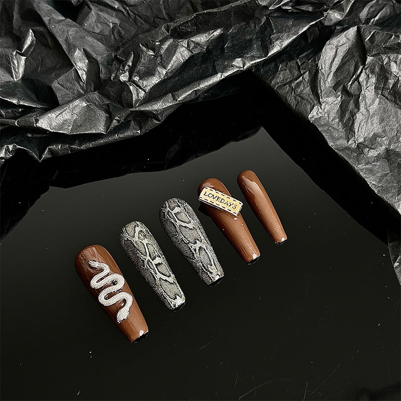 Slytherin | Millennium Spicy Girls' snake pattern hand-made nail enhancement small number of three-dimensional snake-shaped autumn and winter show white wearing nails